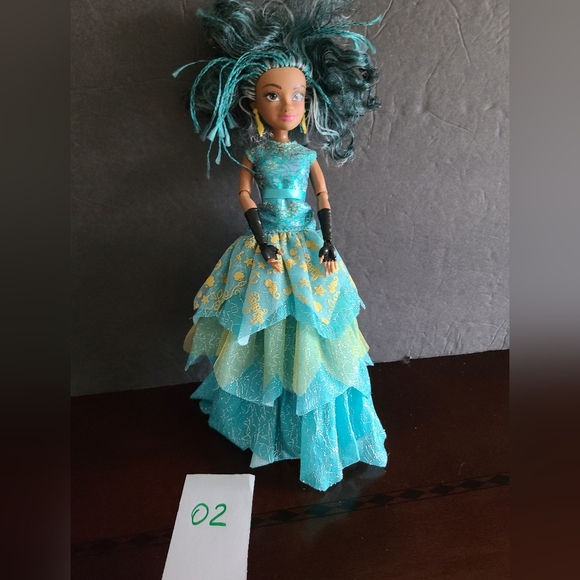 Disney Hasbro Descedants 2 Isle Of The Lost Royal Yacht Ball Uma Doll - Picture 6 of 6